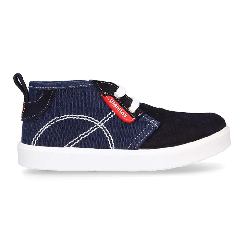 Bota tipo zapatilla con cordones en lona y serraje.
