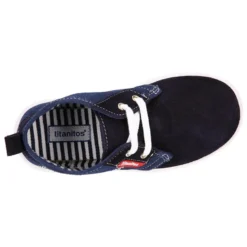 Bota tipo zapatilla con cordones en lona y serraje.