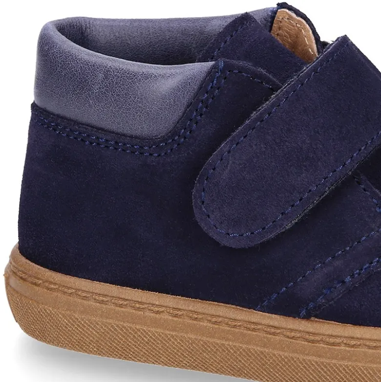 Bota tipo zapatilla niños sin cordones y cuello de NAPA en piel serraje.
