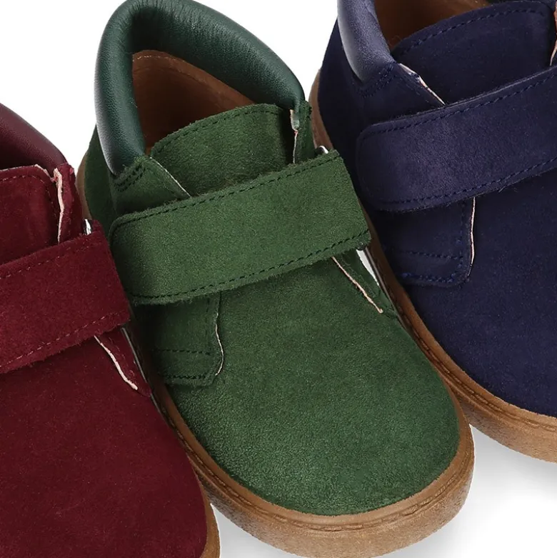 Bota tipo zapatilla niños sin cordones y cuello de NAPA en piel serraje.