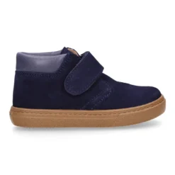 Bota tipo zapatilla niños sin cordones y cuello de NAPA en piel serraje.