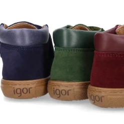 Bota tipo zapatilla niños sin cordones y cuello de NAPA en piel serraje.