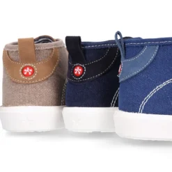 Bota tipo zapatilla sin cordones en lona y serraje.