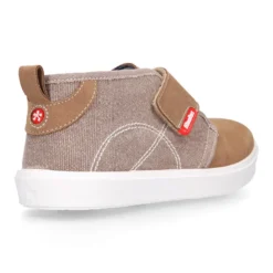 Bota tipo zapatilla sin cordones en lona y serraje.
