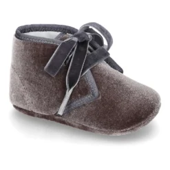 Botita bebé con cordones y lazos en terciopelo.