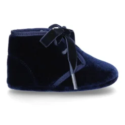 Botita bebé con cordones y lazos en terciopelo.