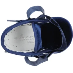Botita bebé con cordones y lazos en terciopelo.