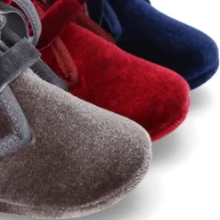 Botita bebé con cordones y lazos en terciopelo.