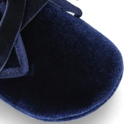 Botita bebé con cordones y lazos en terciopelo.