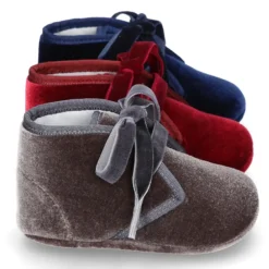 Botita bebé con cordones y lazos en terciopelo.