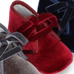 Botita bebé con cordones y lazos en terciopelo.