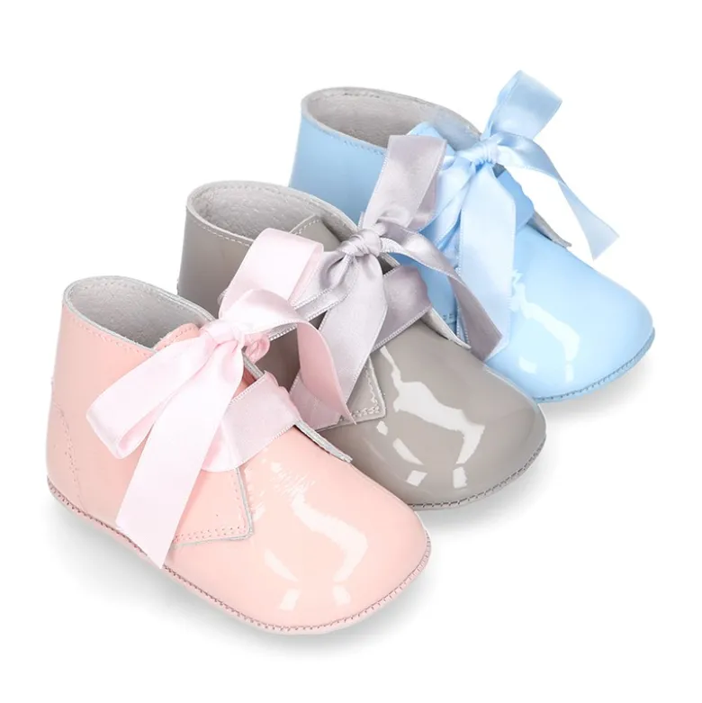 Botita bebé en piel charol con lazo seda.