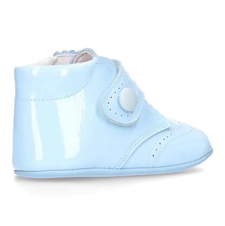 Botita bebé sin cordones con picados en piel charol.