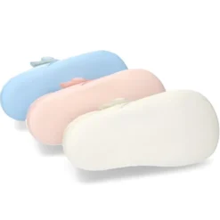 Botita bebé sin cordones con picados en piel charol.