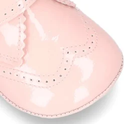 Botita bebé sin cordones con picados en piel charol.