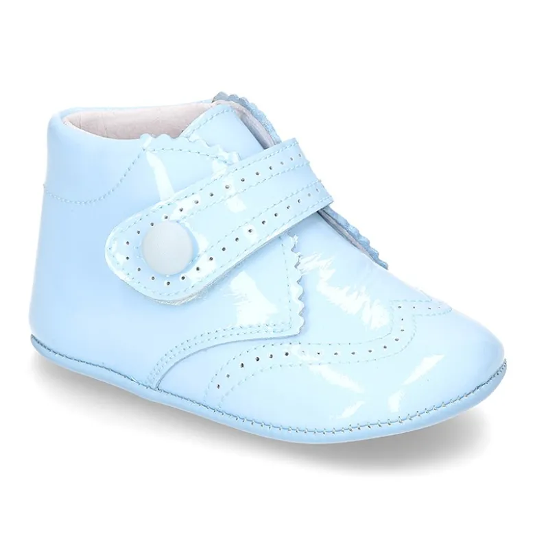 Botita bebé sin cordones con picados en piel charol.