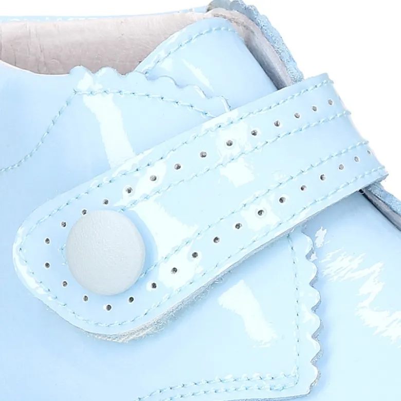 Botita bebé sin cordones con picados en piel charol.