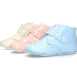 Botita bebé sin cordones con picados en piel charol.