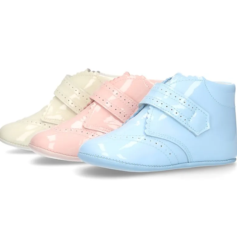 Botita bebé sin cordones con picados en piel charol.