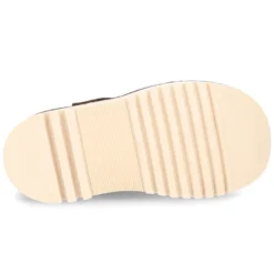 Botita básica sport sin cordones en piel lisa.