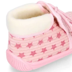 Botita casa niña cierre cordones en lana con estampado ESTRELLAS.