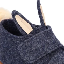 Botita casa niños cierre adherente diseño CONEJITO en lana.