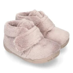 Botita casa niños sin cordones en lana con puntera y talonera reforzada.