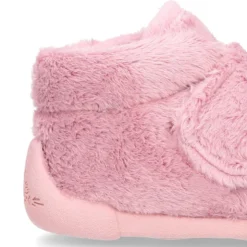 Botita casa niños sin cordones en lana con puntera y talonera reforzada.
