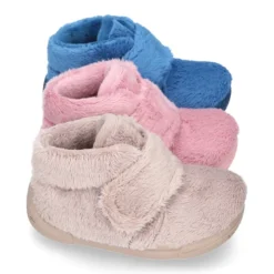 Botita casa niños sin cordones en lana con puntera y talonera reforzada.