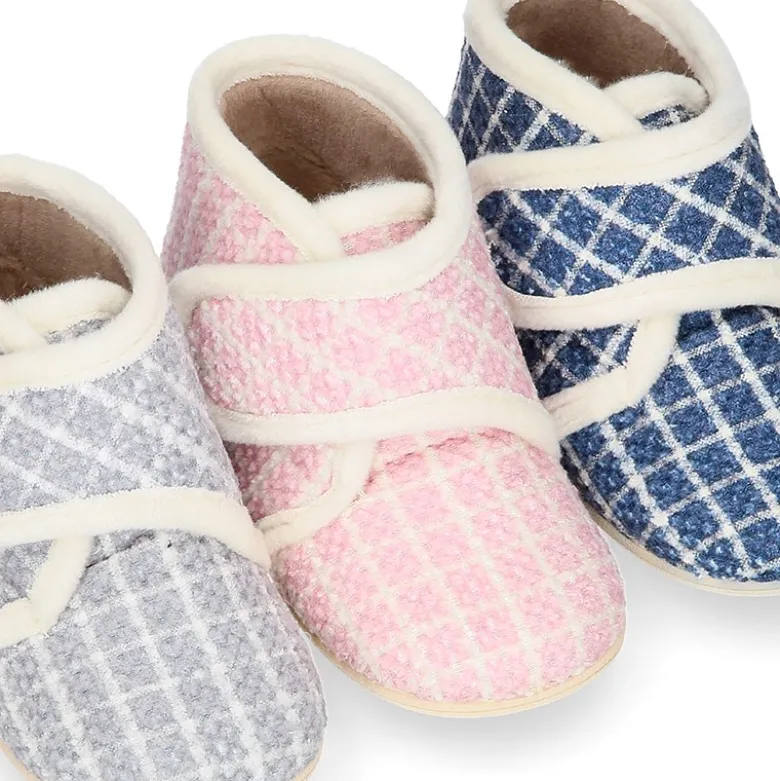 Botita casa niños sin cordones en lana CUADROS.