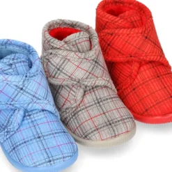Botita casa niños sin cordones en pana fina con rayas.