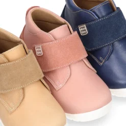 Botita casual niños OKAA FLEX sin cordones y puntera en Piel Napa SUAVE.