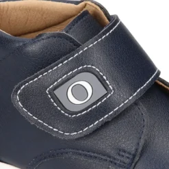 Botita casual niños OKAA FLEX sin cordones y puntera en color Azul Marino.