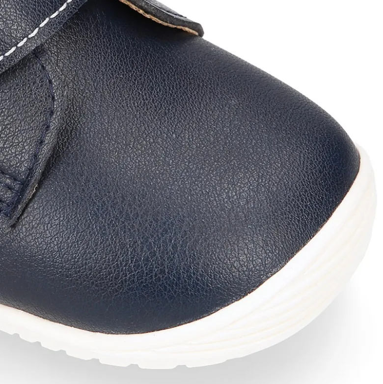 Botita casual niños OKAA FLEX sin cordones y puntera en color Azul Marino.