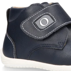 Botita casual niños OKAA FLEX sin cordones y puntera en color Azul Marino.
