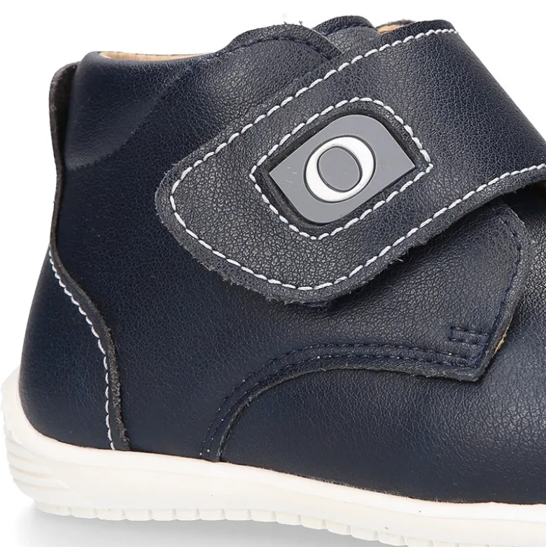 Botita casual niños OKAA FLEX sin cordones y puntera en color Azul Marino.