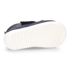 Botita casual niños OKAA FLEX sin cordones y puntera en color Azul Marino.