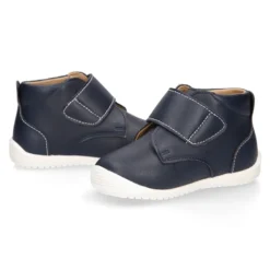 Botita casual niños OKAA FLEX sin cordones y puntera en color Azul Marino.