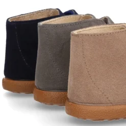 Botita casual niños sin cordones en piel serraje.