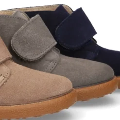Botita casual niños sin cordones en piel serraje.