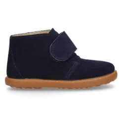 Botita casual niños sin cordones en piel serraje.
