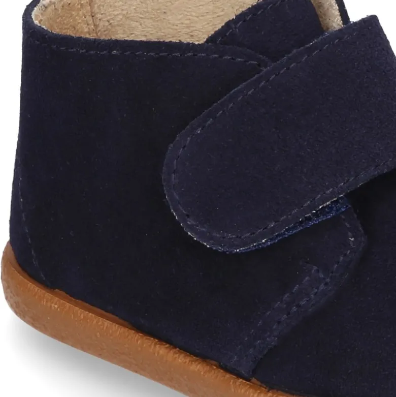Botita casual niños sin cordones en piel serraje.