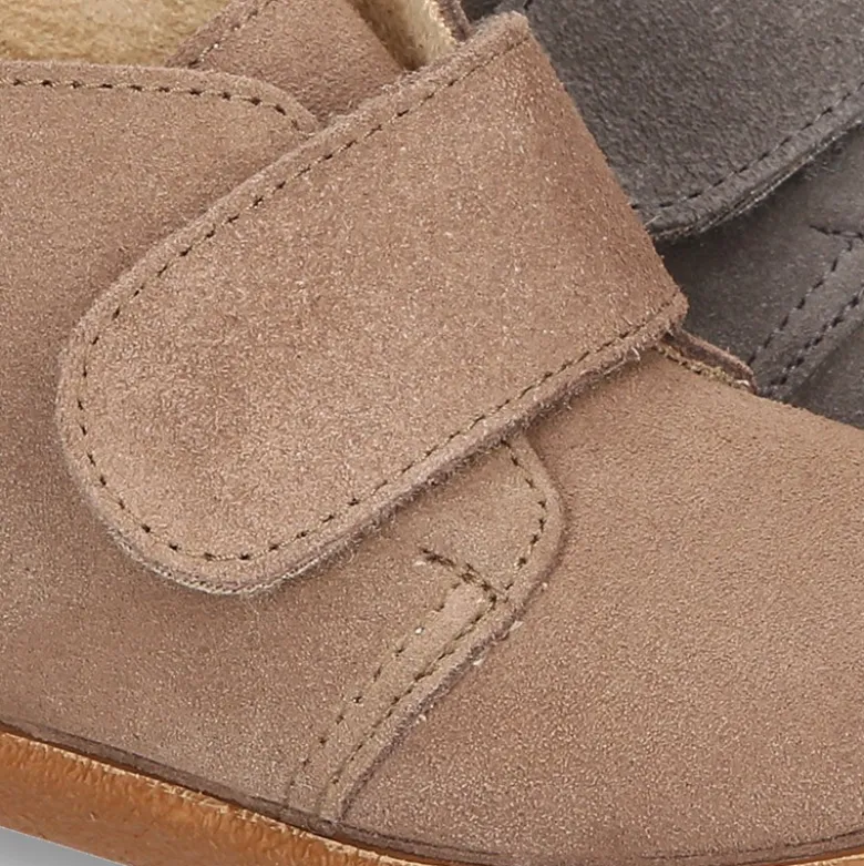 Botita casual niños sin cordones en piel serraje.