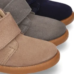 Botita casual niños sin cordones en piel serraje.