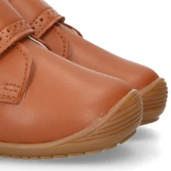 Botita casual respetuosa niños OKAA FLEX sin cordones y puntera en color CUERO.
