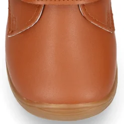 Botita casual respetuosa niños OKAA FLEX sin cordones y puntera en color CUERO.