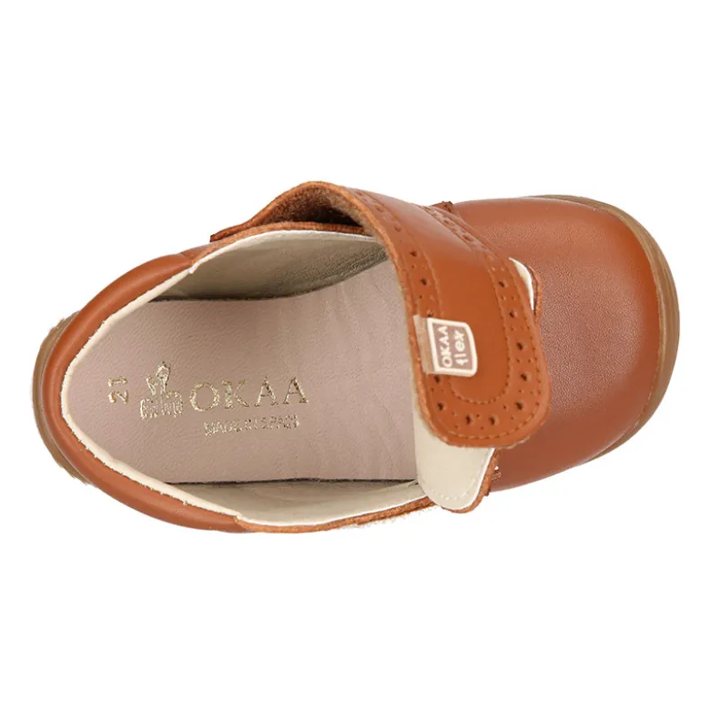 Botita casual respetuosa niños OKAA FLEX sin cordones y puntera en color CUERO.