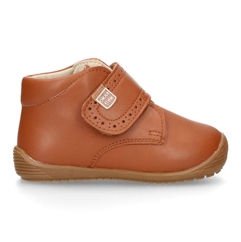 Botita casual respetuosa niños OKAA FLEX sin cordones y puntera en color CUERO.