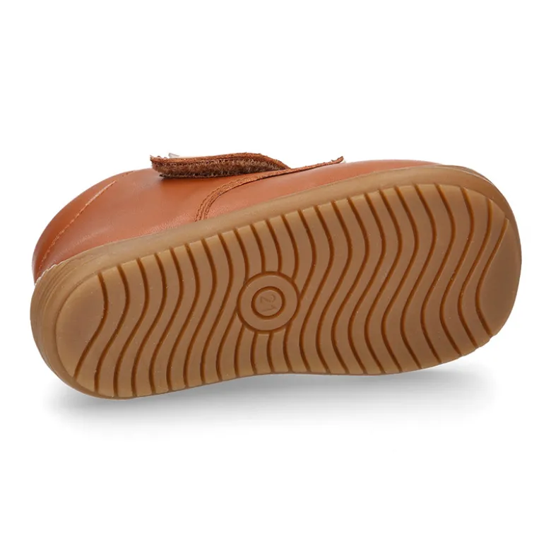 Botita casual respetuosa niños OKAA FLEX sin cordones y puntera en color CUERO.