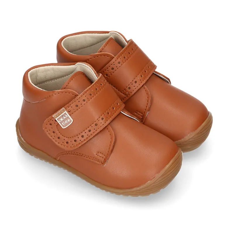 Botita casual respetuosa niños OKAA FLEX sin cordones y puntera en color CUERO.